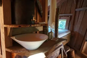 Nest of Kiss tree house - Image 3