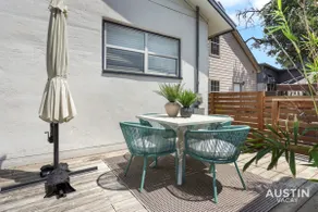 HGTV Featured Tiny Home w Hot Tub Near East 6th St - Image 4