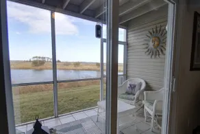 Samtida uppdateringar på första våningen med Top Bay View, vattenfront med gratis aktiviteter! Ny hyra! - Image 3