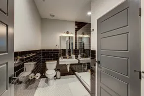Vrain - New 2-Bedroom Apt w/ Workspace - Image 5