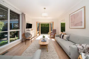 Charming Cottage in Beautiful Hampton - Image 4