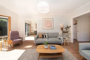 Charming Cottage in Beautiful Hampton - Image 2