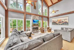 The Retreat at Wildwood - Hot Tub Theater & Deck - Image 5