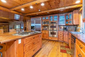 1138 Lakeshore - One-of-a-kind Lakeshore Boulevard log cabin - Image 4