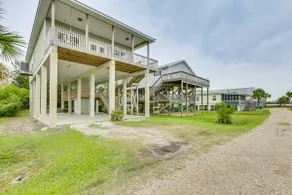 Family-Friendly Waterfront Oasis: 7 Miles to Beach - Image 2