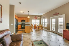 Family-Friendly Waterfront Oasis: 7 Miles to Beach - Image 5