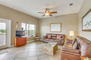 Family-Friendly Waterfront Oasis: 7 Miles to Beach - Image 3
