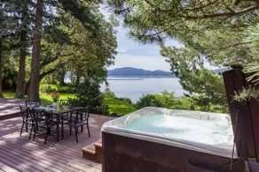 Luxe Beachfront, Hot Tub, Kayaking, Walk to Town - Image 3