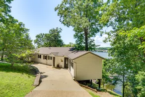 Hot Tub & Dock! Group Getaway in Lake Ozark - Image 3