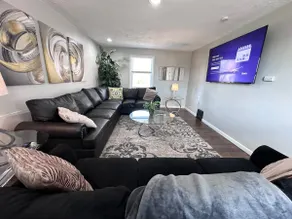 Hot tub & renovated house 9 minutes from downtown! - Image 3