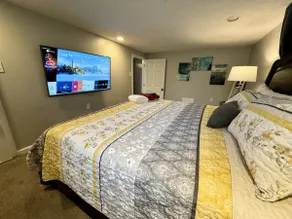 Hot tub & renovated house 9 minutes from downtown! - Image 5
