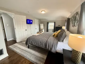 Hot tub & renovated house 9 minutes from downtown! - Image 4