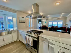 Luxurious Penthouse with Bay View in Old Town Tacoma - Image 3