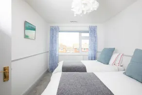 Bright & modern Sussex seafront home Great views - Image 2