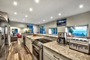 Stay Like Royalty at the Blue Diamond Lodge LX11 - Image 3