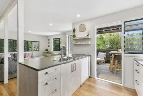 Duke St Convenience at your doorstep Beach living in the heart of the village close to cafes Ocean glimpse - Image 5