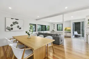 Duke St Convenience at your doorstep Beach living in the heart of the village close to cafes Ocean glimpse - Image 3