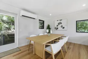 Duke St Convenience at your doorstep Beach living in the heart of the village close to cafes Ocean glimpse - Image 3