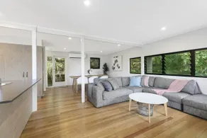 Duke St Convenience at your doorstep Beach living in the heart of the village close to cafes Ocean glimpse - Image 4