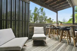 Duke St Convenience at your doorstep Beach living in the heart of the village close to cafes Ocean glimpse - Image 2