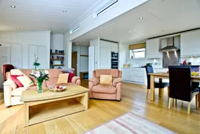 Amber Lodge - Hot Tub - Free Parking & WiFi - Image 2