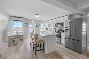 Waterfront Loft 2 Bedroom Posh Condo Downtown - Image 4