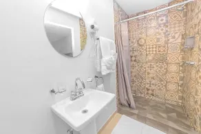 MarvelousStudio KingBed - 10minWalkToBorder - Image 3