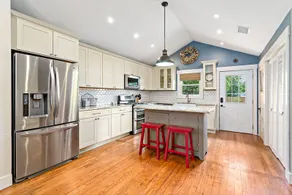 Allies Spot | 2/2 Cottage | 1 King, 1 Queen | Outdoor Hanging Bed | Dogs Allowed w/Fee - Image 3