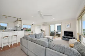Esplanade Escape, Beachfront, Whale Watching, Surf - Image 2