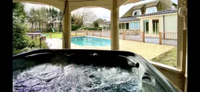 13P 5B Beautiful villa with Pool and Jacuzzi - Image 2