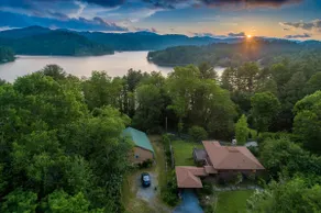 Hummingbird Haven - Spacious, Cozy Cabin Walking Distance to the Lake! - Image 3