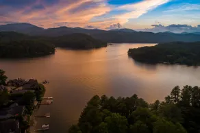 Hummingbird Haven - Spacious, Cozy Cabin Walking Distance to the Lake! - Image 2