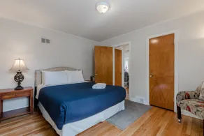 Bright and Charming 2 Bed Evanston Condo w/Parking - Image 2