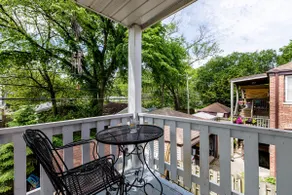 Bright and Charming 2 Bed Evanston Condo w/Parking - Image 4