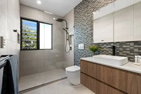 SPECTACULAR THREE BAYS - Image 3