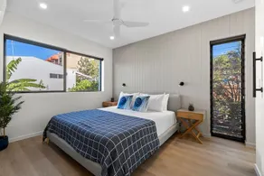 SPECTACULAR THREE BAYS - Image 2