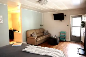 Rare Hideaway on Main, Retro unit - Image 4