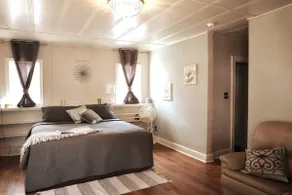 Rare Hideaway on Main, Retro unit - Image 3