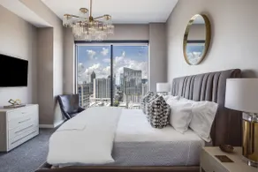 Cityscape Retreat in Heart of Midtown - Image 2