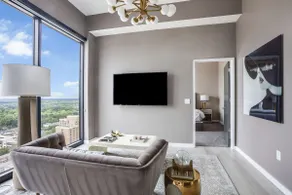 Cityscape Retreat in Heart of Midtown - Image 5
