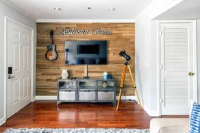 Walk To Broadway Charming Modern Historic Townhome - Image 2