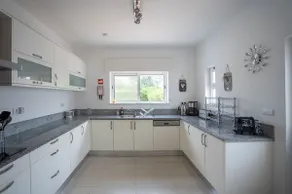 16 Centeanes - Fabulous Location Just Short Walk t - Image 4