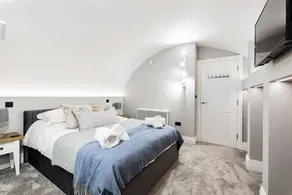Former Wine Vaults with Hot Tub & Private Courtyard - Image 5