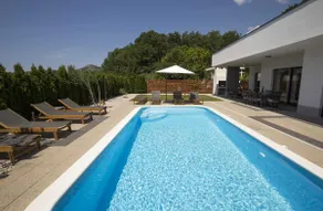Holiday Home EB with Heated Pool - Image 3