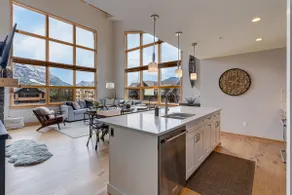Spectacular 3 bedroom Penthouse - Vaulted! Views! - Image 2