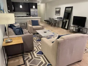 Luxe 2BD2BA Townhouse in Hip Area - Near Metro - Image 3