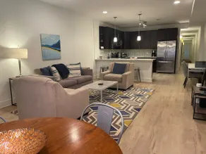 Luxe 2BD2BA Townhouse in Hip Area - Near Metro - Image 2
