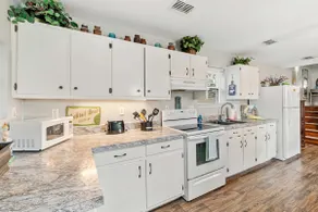 Beach Barn - 5min to Pcola Beach , Full Kitchen - Image 3