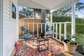Beach Barn - 5min to Pcola Beach , Full Kitchen - Image 2
