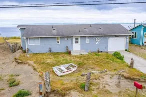 Oceanfront Whidbey Island Retreat Hot Tub Views - Image 4